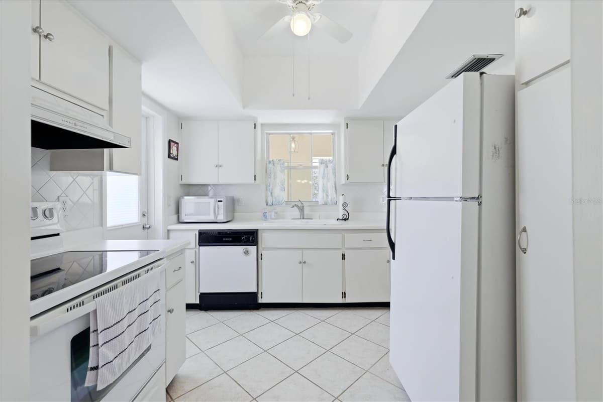 5887 TIDEWOOD AVENUE — photo 12 of 33