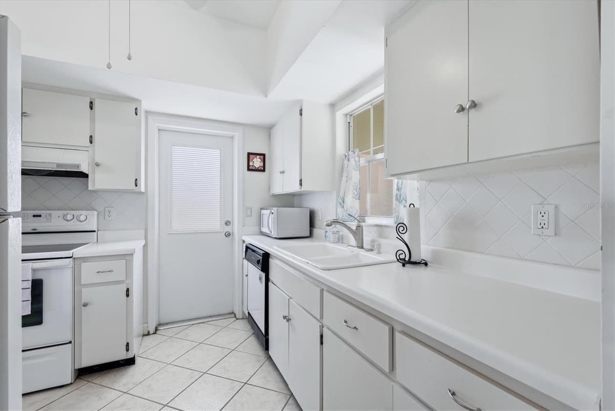 5887 TIDEWOOD AVENUE — photo 14 of 33