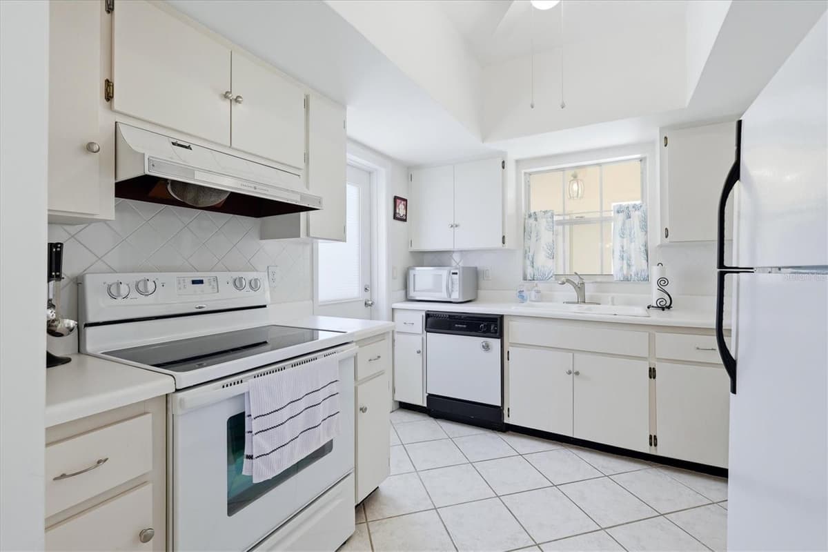 5887 TIDEWOOD AVENUE — photo 13 of 33