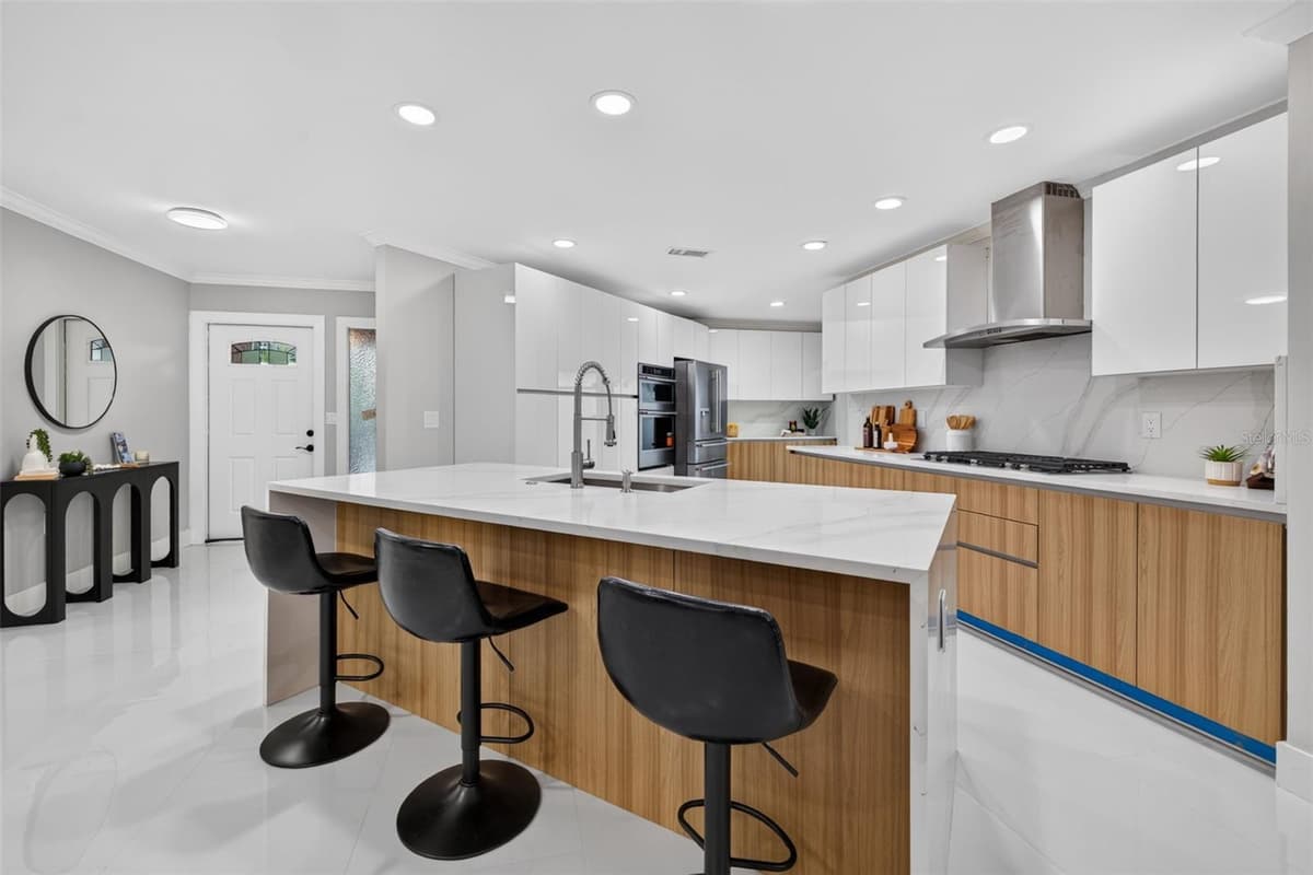 219 MIRAMAR BOULEVARD — photo 6 of 47