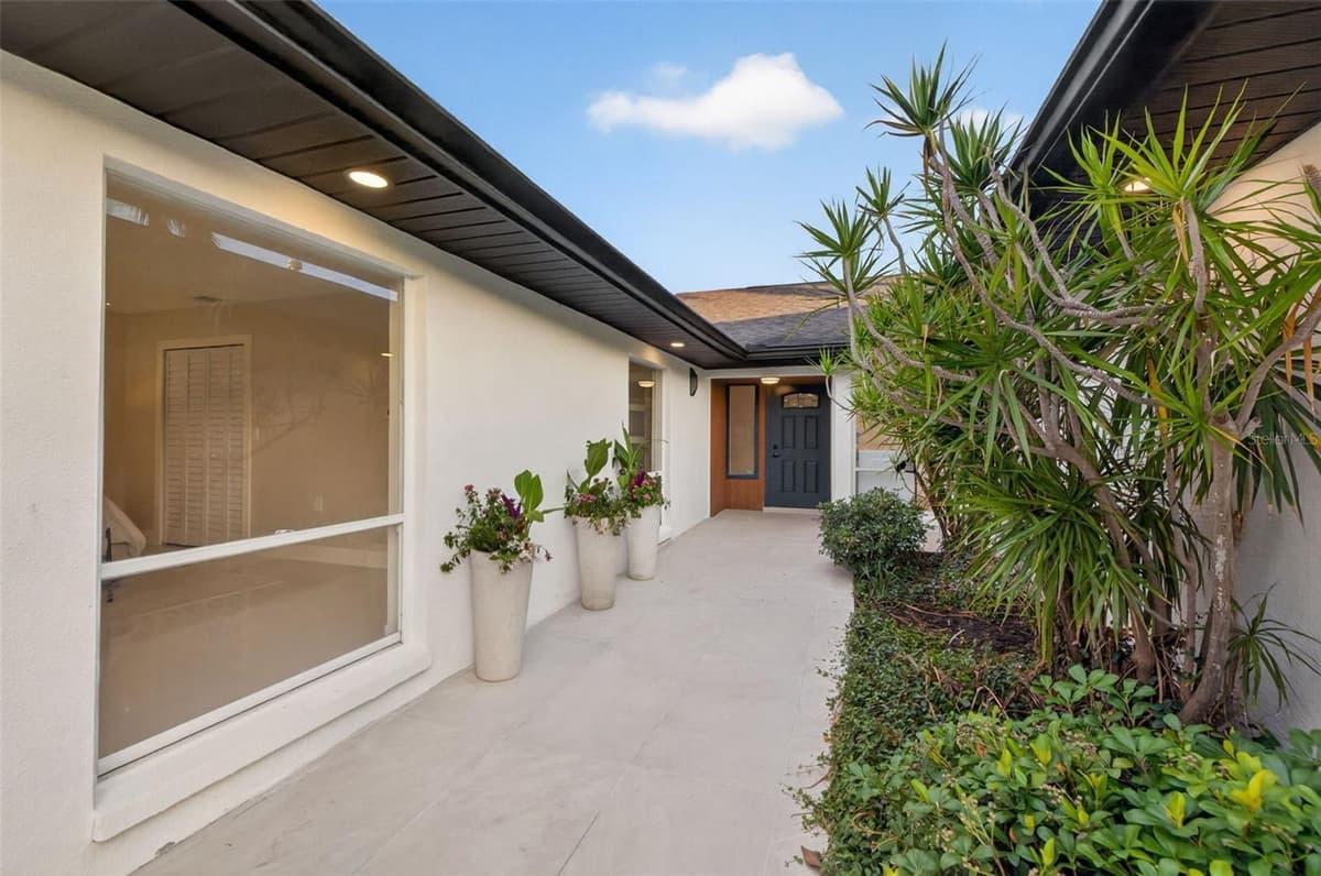 219 MIRAMAR BOULEVARD — photo 4 of 47
