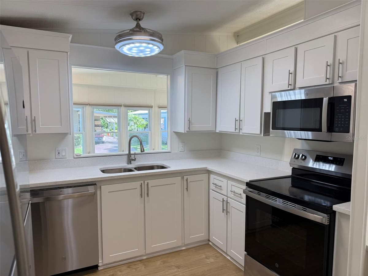 130 CLUBVIEW DRIVE — photo 6 of 27