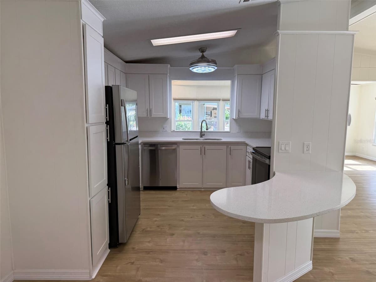 130 CLUBVIEW DRIVE — photo 4 of 27