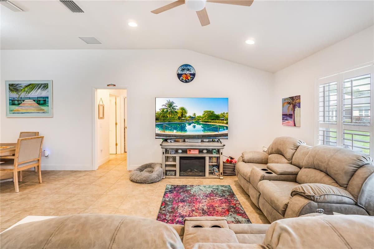 10369 SILVER MAPLE AVENUE — photo 8 of 46
