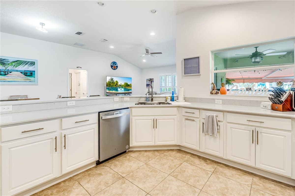 10369 SILVER MAPLE AVENUE — photo 13 of 46
