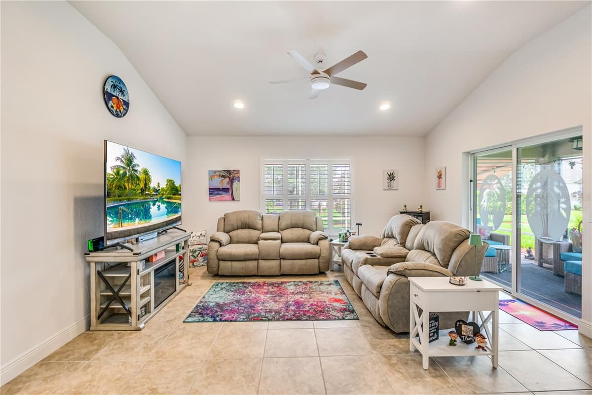 10369 SILVER MAPLE AVENUE — photo 7 of 46