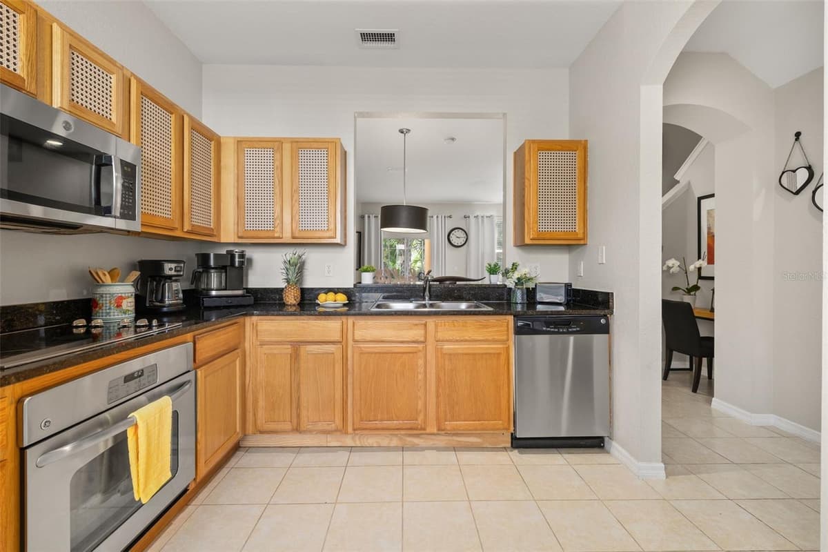 2739 COUPE STREET — photo 10 of 79