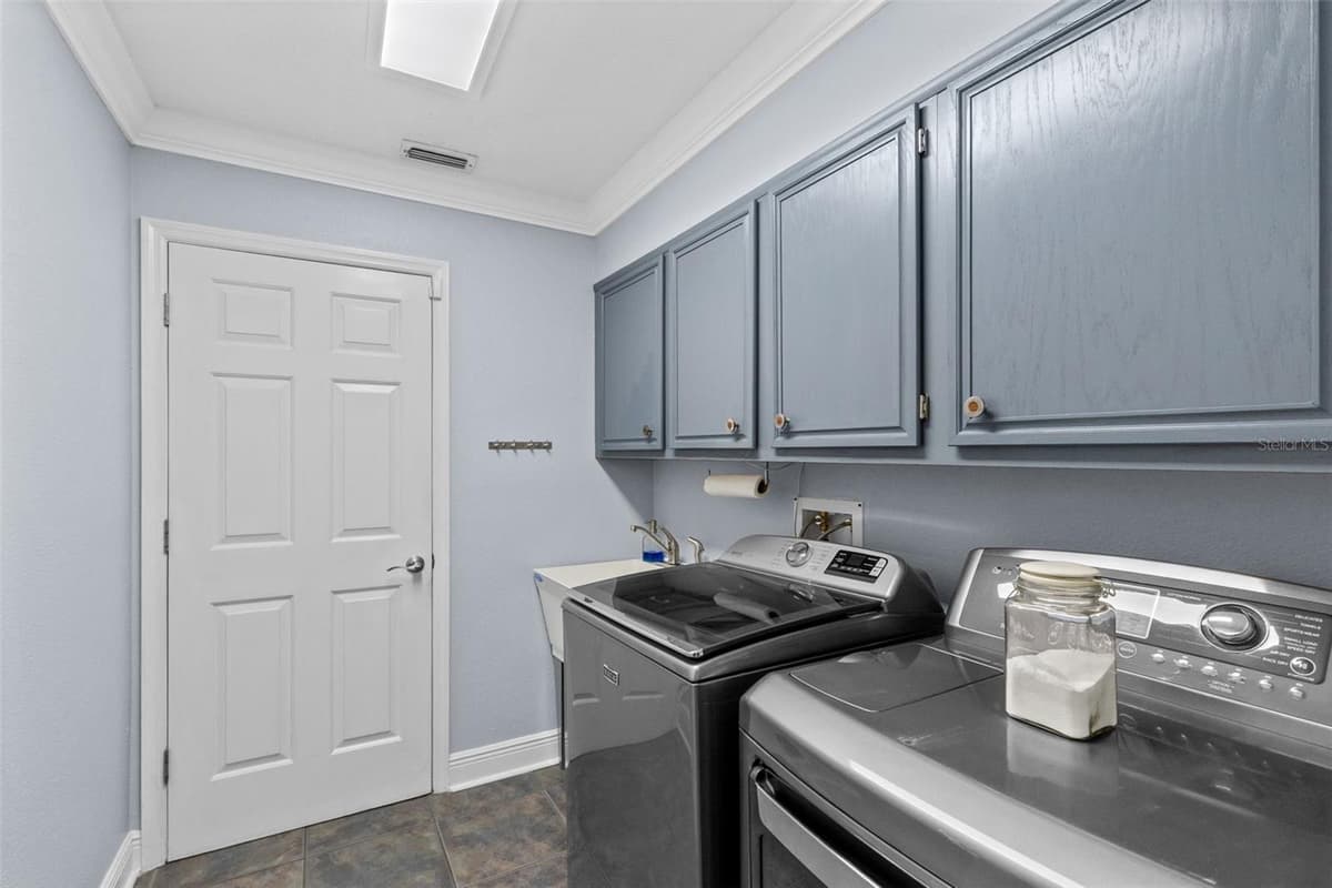 944 WELLINGTON AVENUE — photo 13 of 34