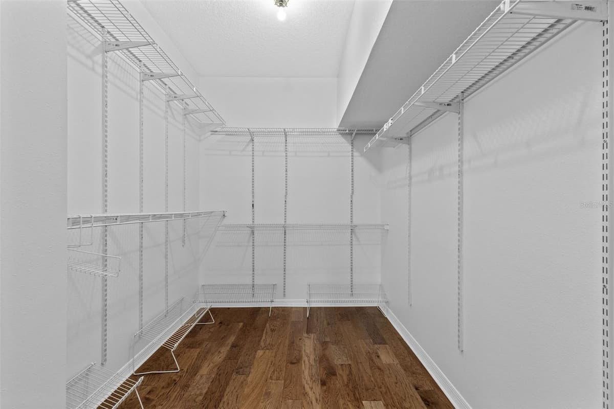 944 WELLINGTON AVENUE — photo 15 of 34