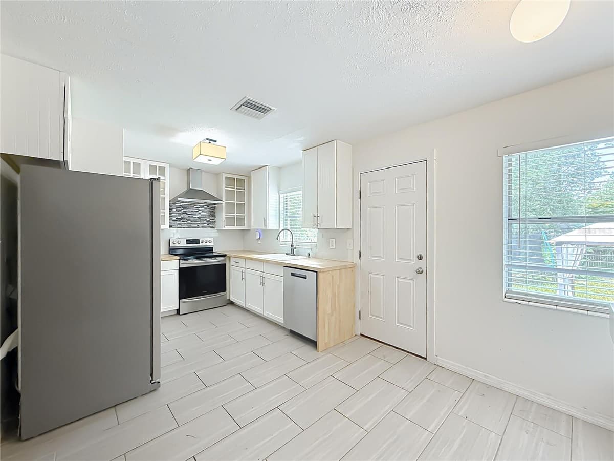 1405 PEMBROOK DRIVE — photo 10 of 37
