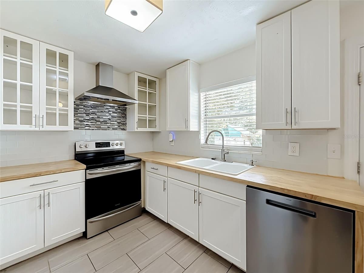 1405 PEMBROOK DRIVE — photo 14 of 37