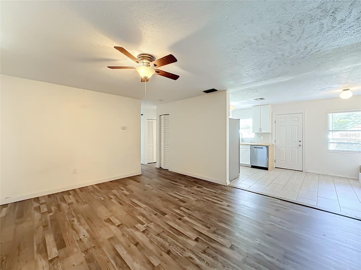 1405 PEMBROOK DRIVE — photo 3 of 37