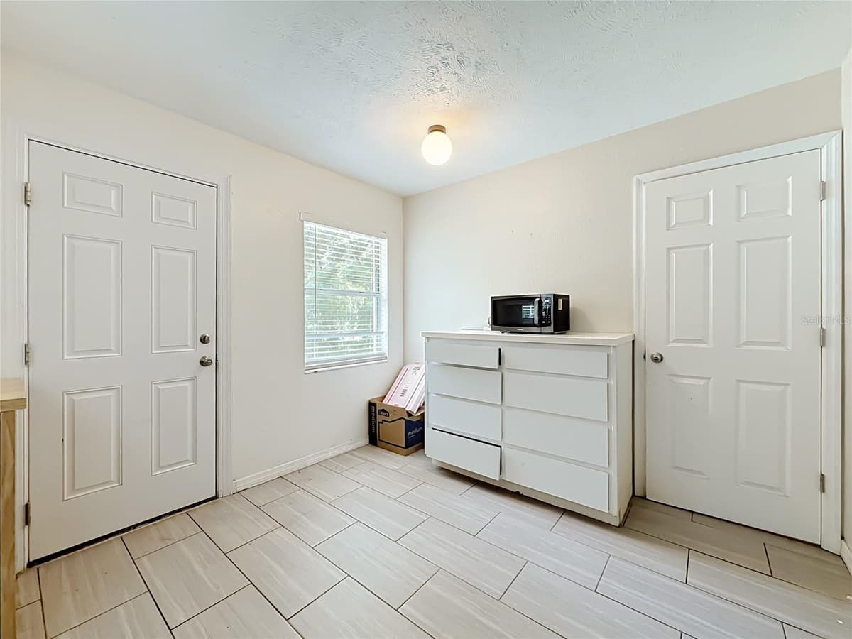 1405 PEMBROOK DRIVE — photo 9 of 37