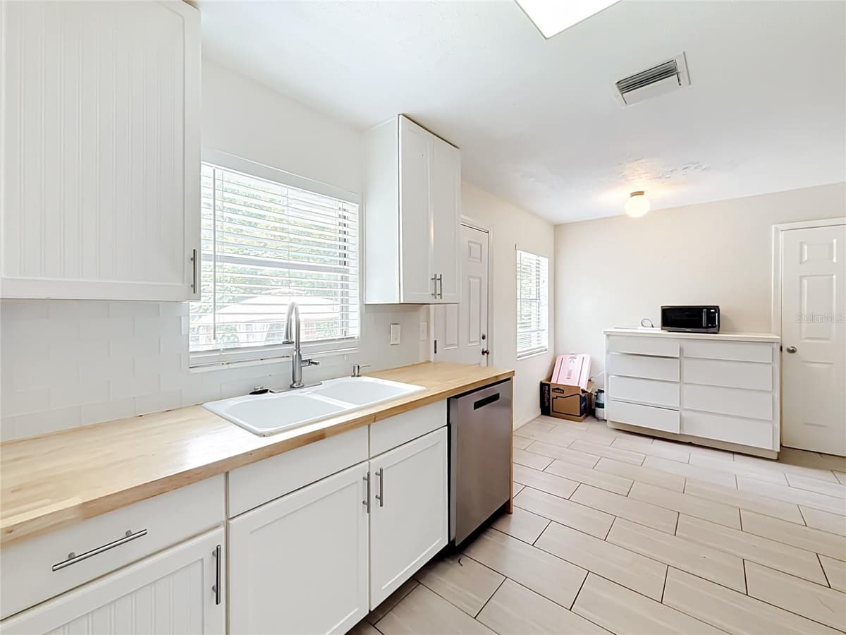 1405 PEMBROOK DRIVE — photo 16 of 37