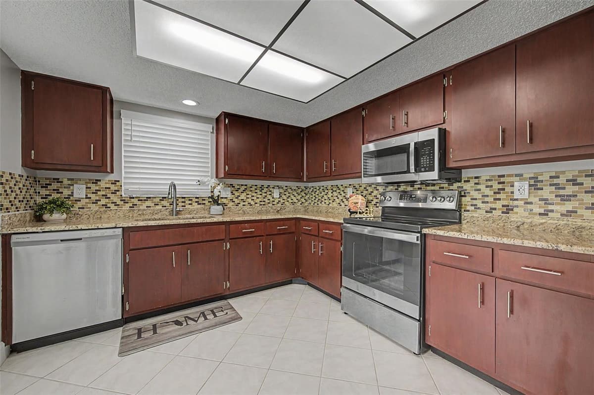 7800 FAIRLAWN DRIVE — photo 3 of 57