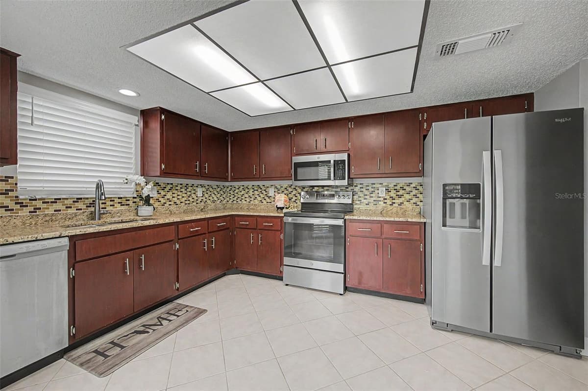 7800 FAIRLAWN DRIVE — photo 14 of 57