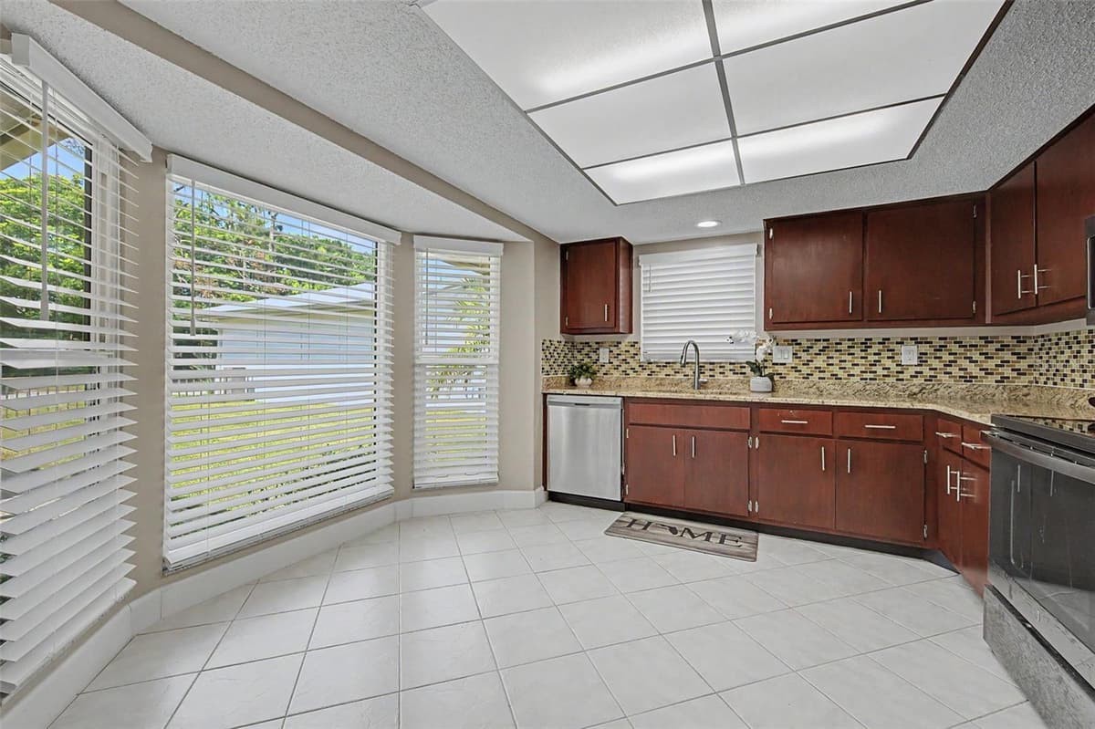 7800 FAIRLAWN DRIVE — photo 15 of 57