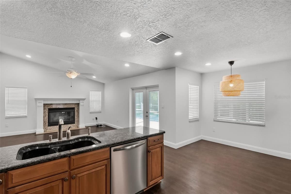 5244 SALTAMONTE DRIVE — photo 10 of 42