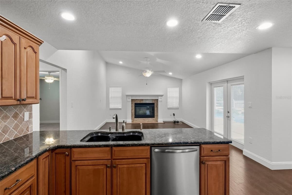 5244 SALTAMONTE DRIVE — photo 13 of 42