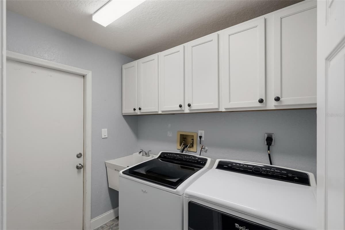 5244 SALTAMONTE DRIVE — photo 9 of 42