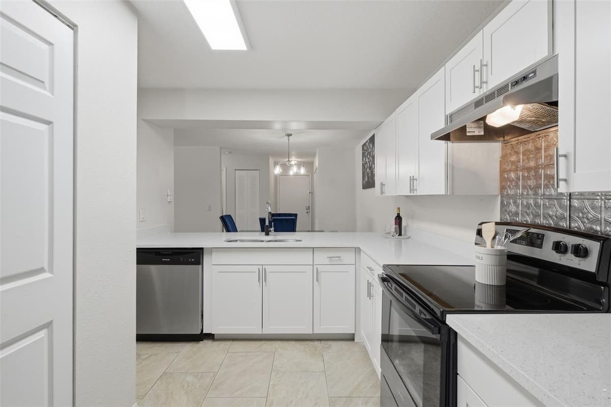 648 KENWICK CIRCLE — photo 10 of 37