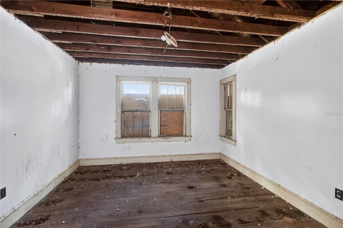 27 MILLS AVENUE — photo 14 of 30