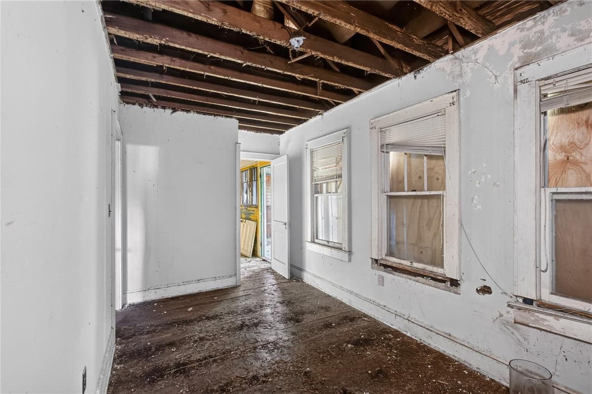 27 MILLS AVENUE — photo 18 of 30