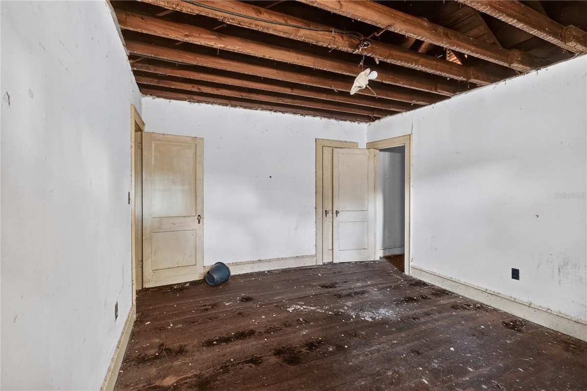 27 MILLS AVENUE — photo 3 of 30