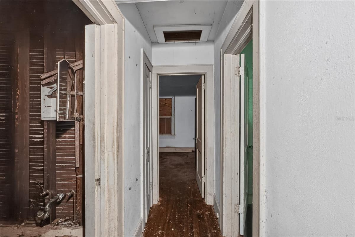 27 MILLS AVENUE — photo 16 of 30