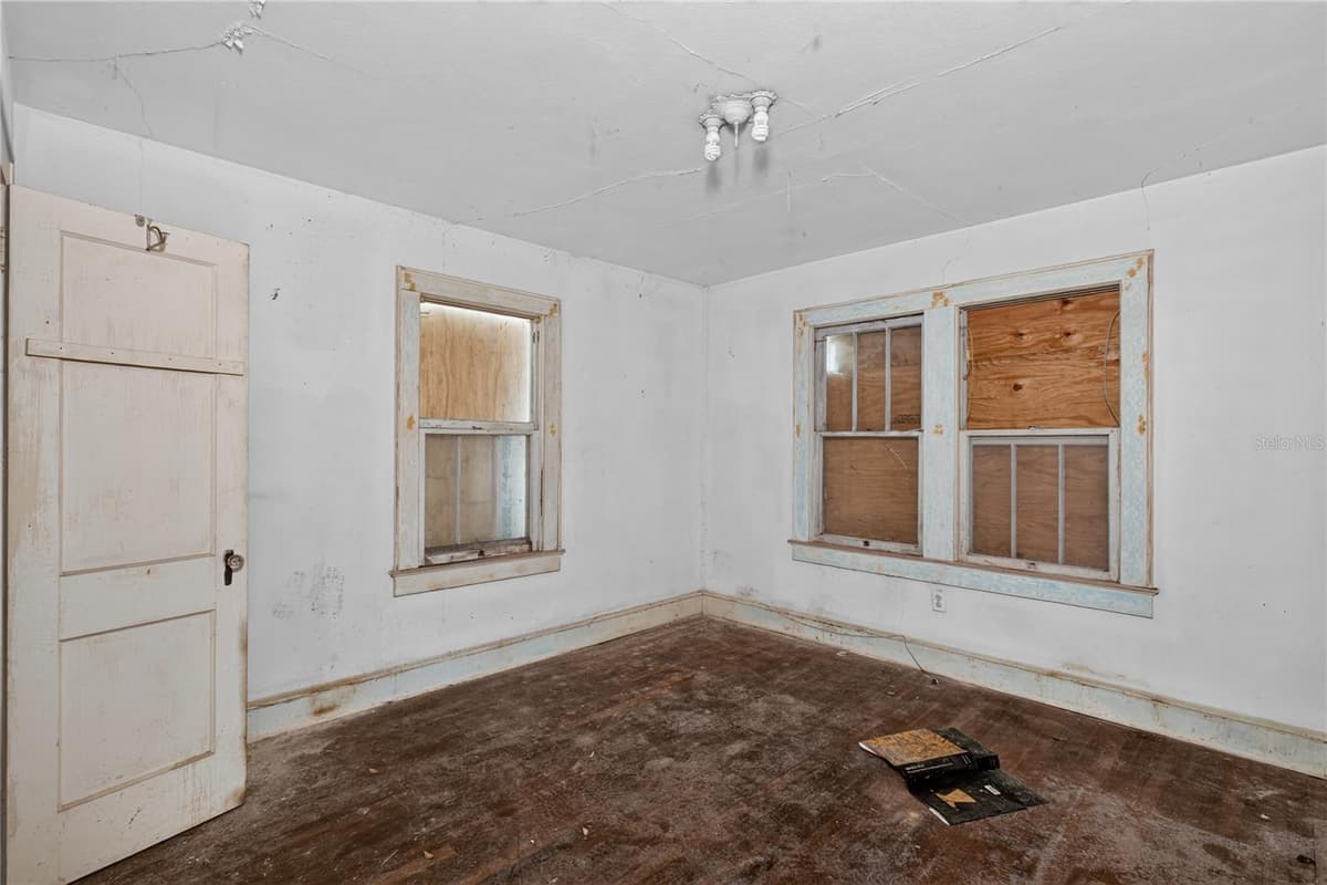 27 MILLS AVENUE — photo 12 of 30