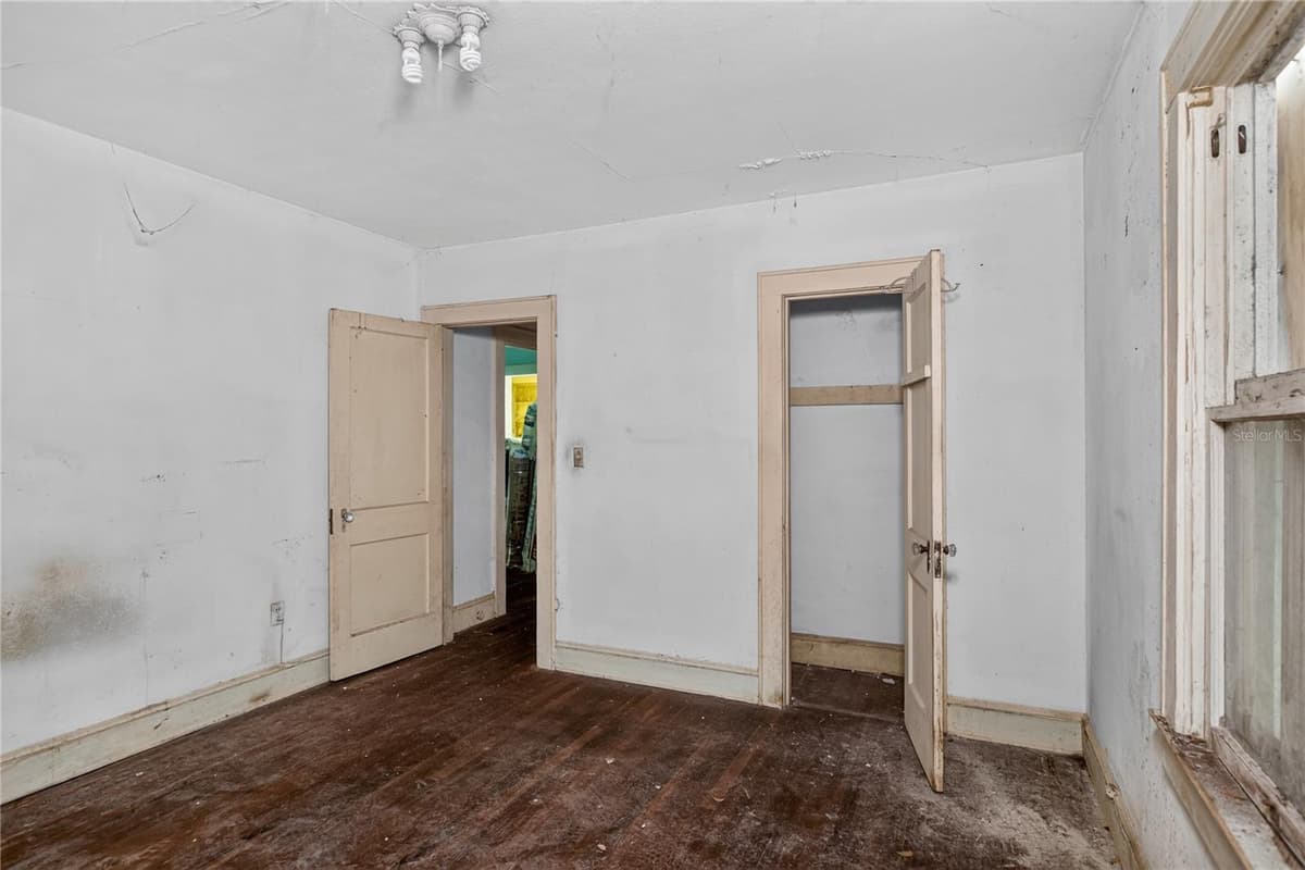 27 MILLS AVENUE — photo 4 of 30
