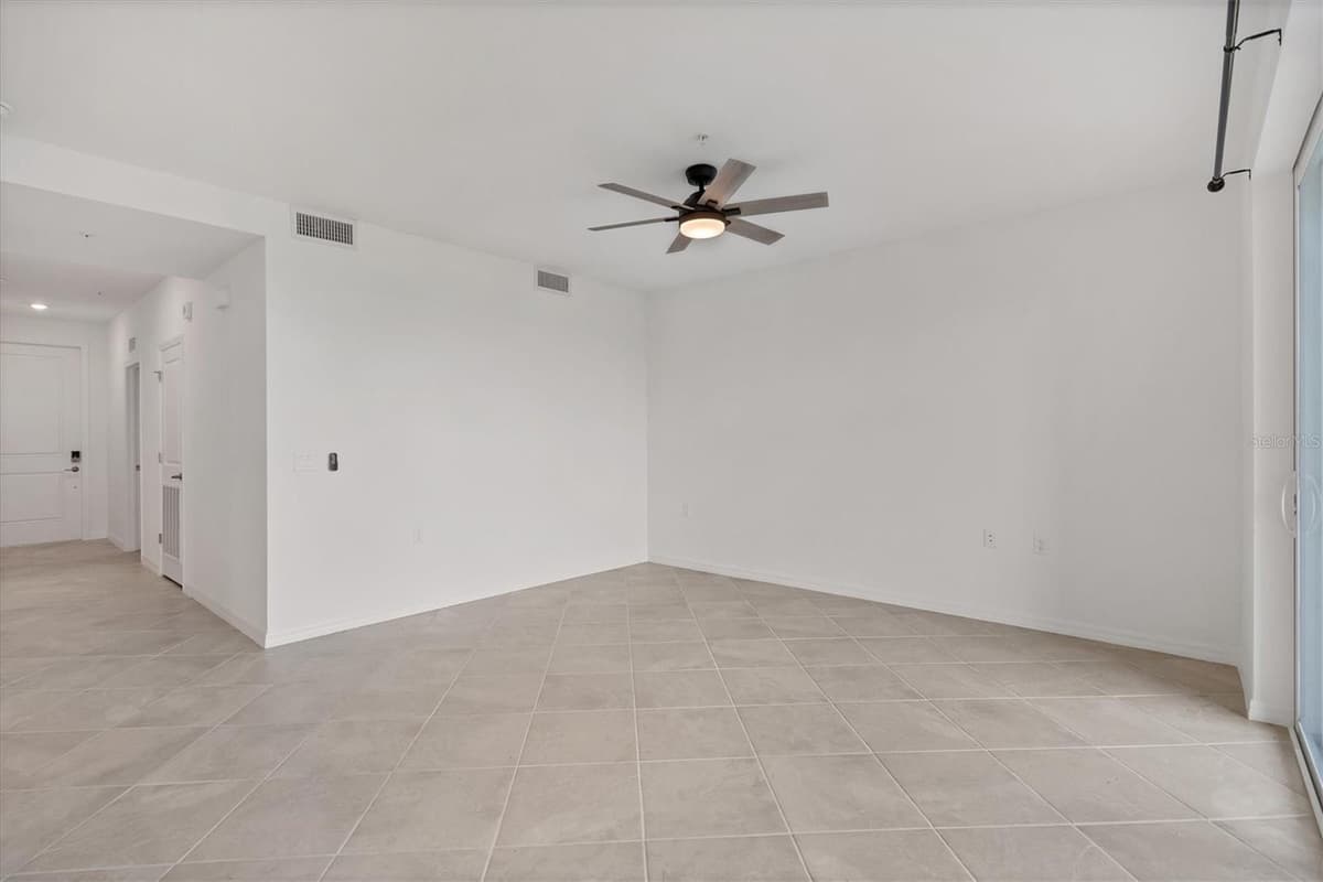 14161 HERITAGE LANDING BOULEVARD — photo 5 of 62