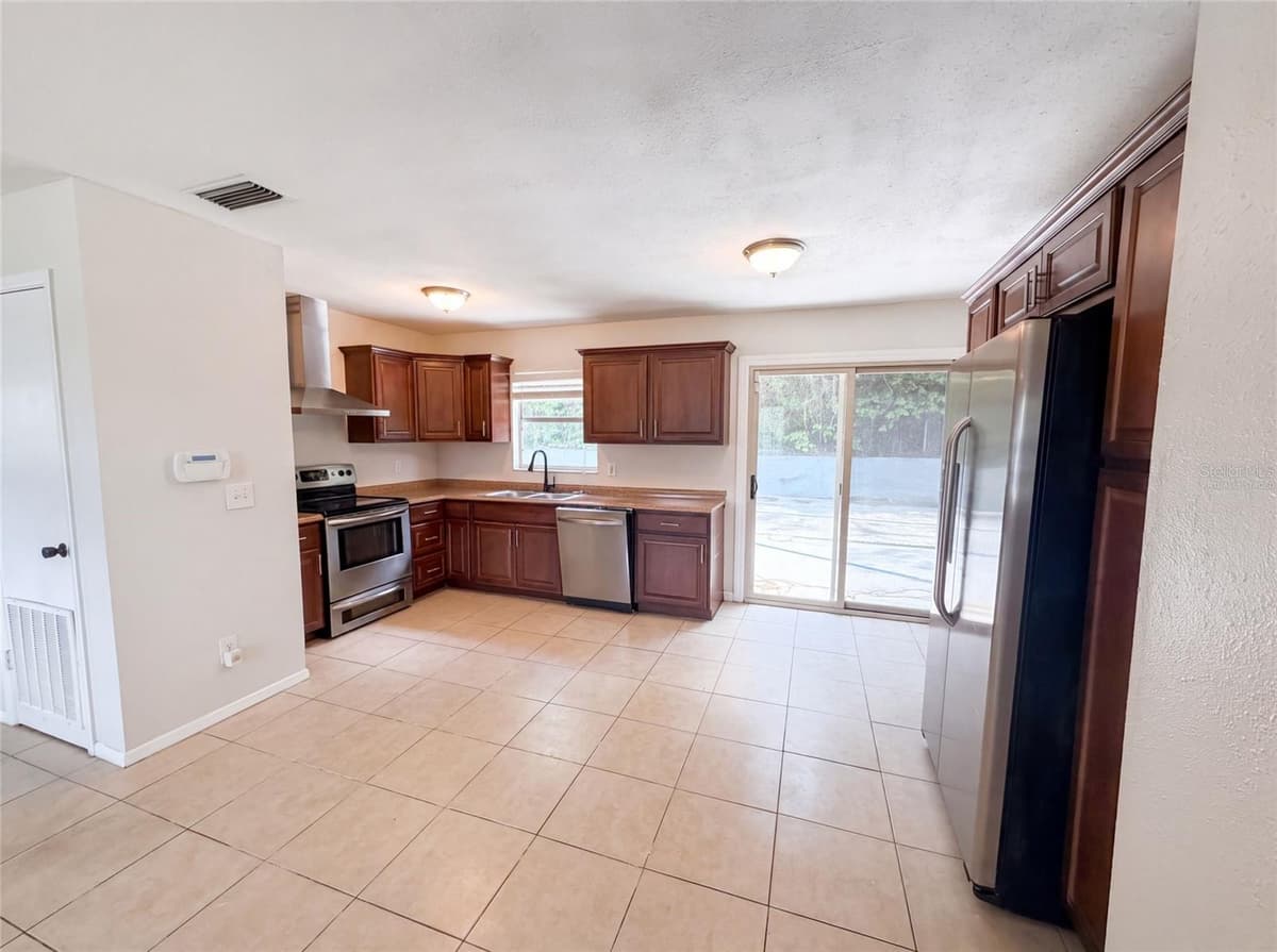 7018 LYNWOOD DRIVE — photo 2 of 13