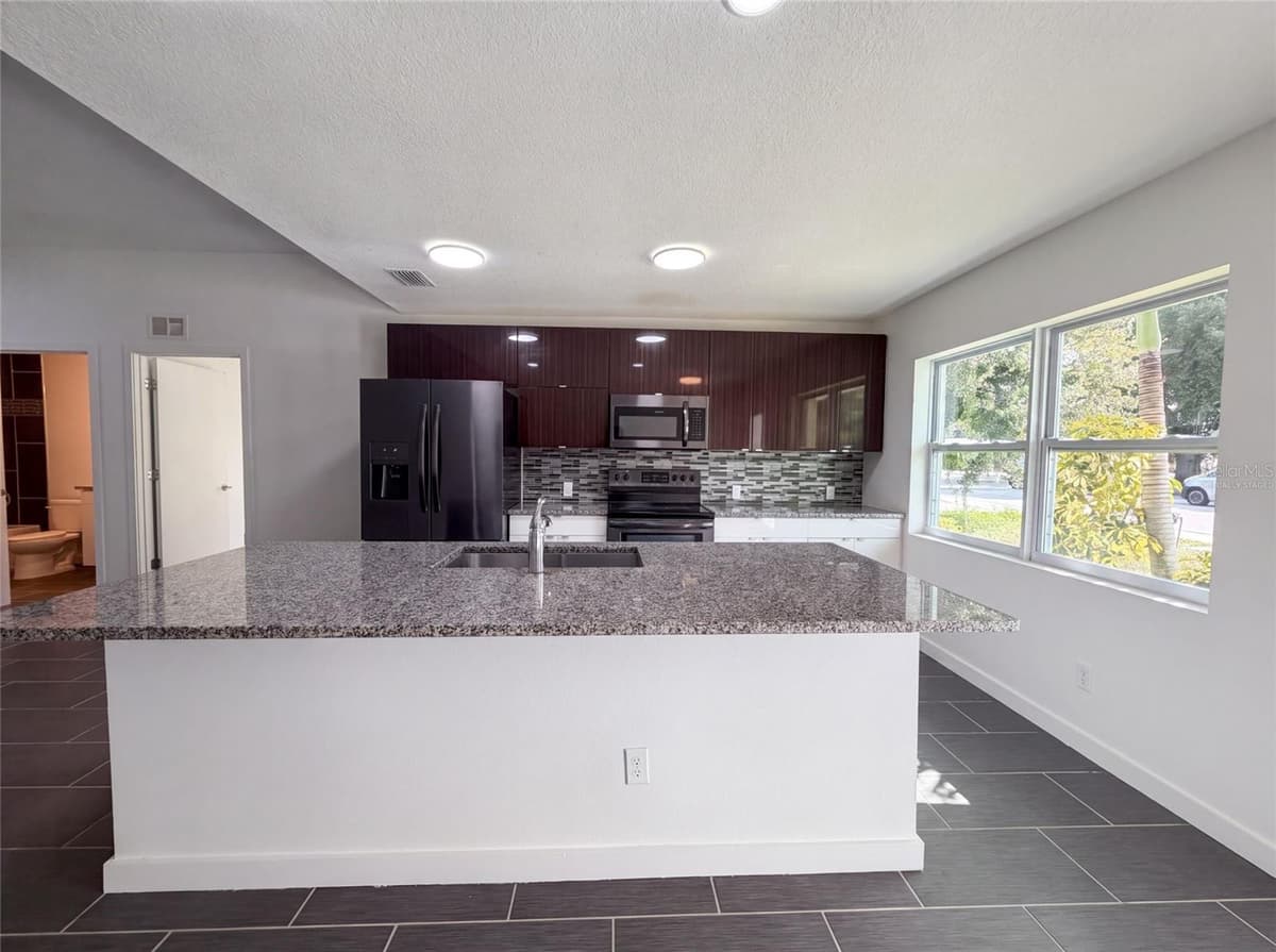 2840 SHADE AVENUE — photo 2 of 21