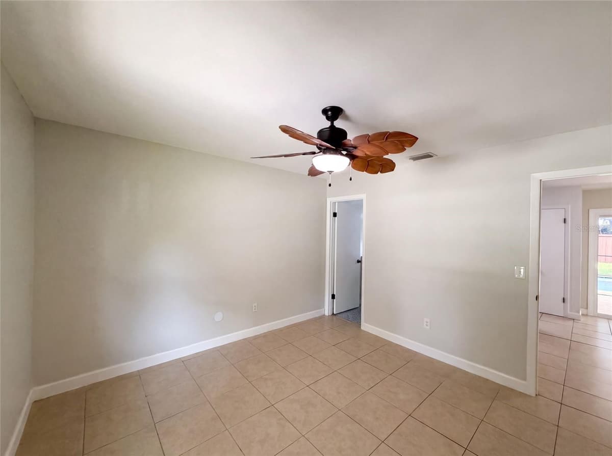 7233 THOMAS JEFFERSON CIRCLE — photo 8 of 18