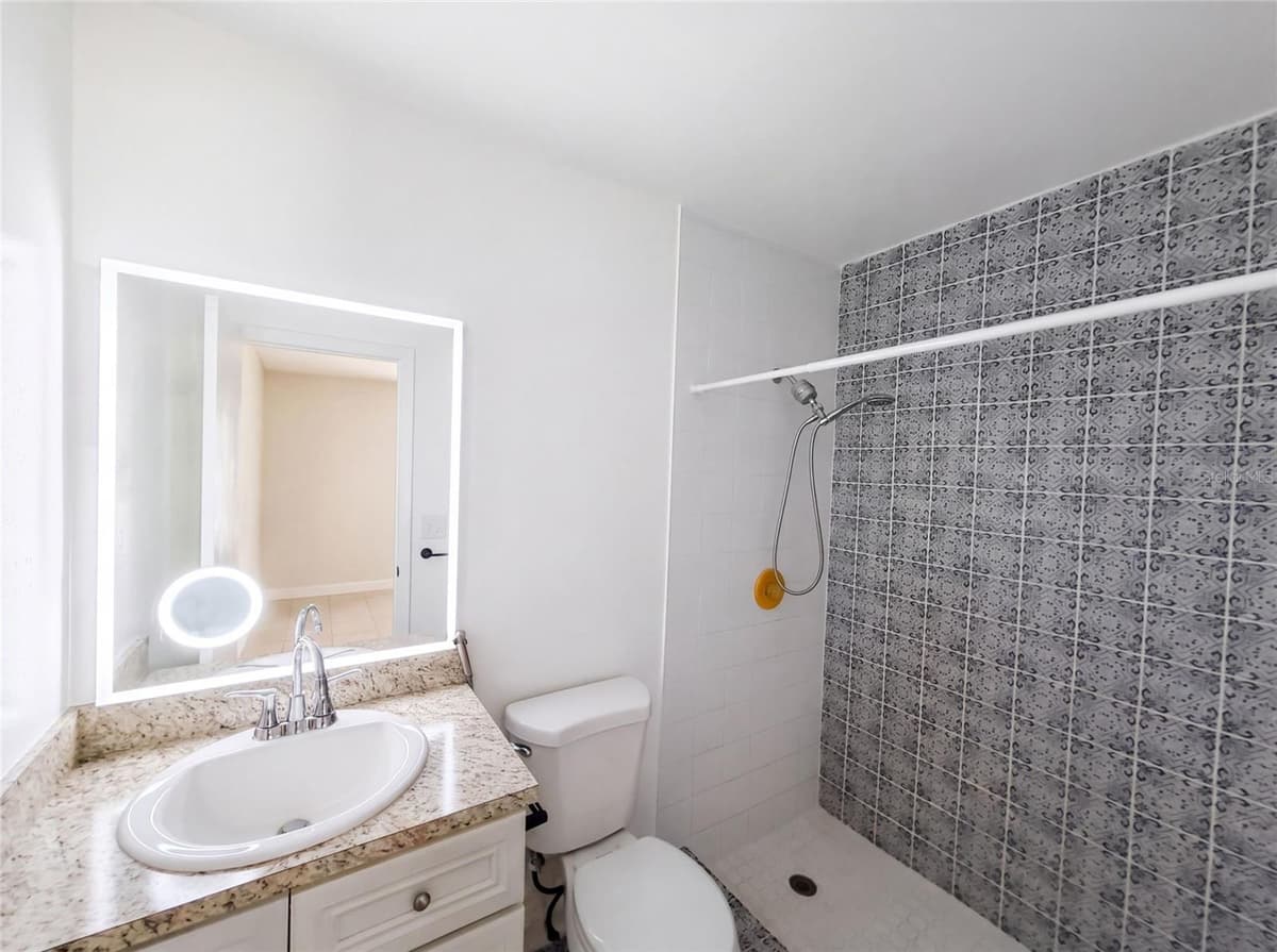 7233 THOMAS JEFFERSON CIRCLE — photo 10 of 18