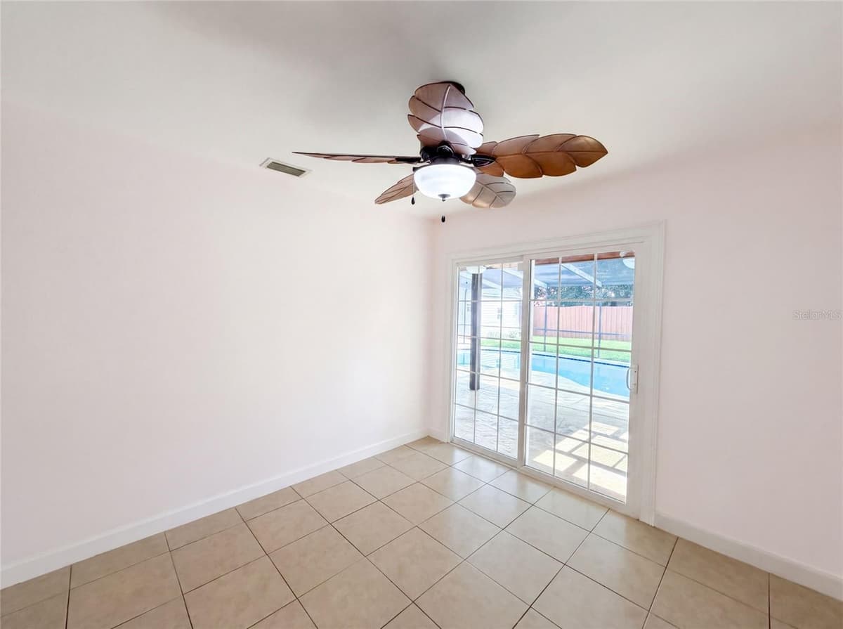 7233 THOMAS JEFFERSON CIRCLE — photo 9 of 18