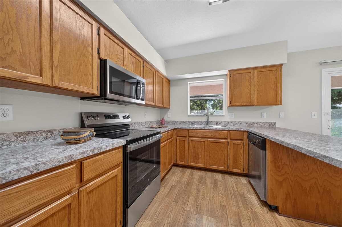 827 FORESTWOOD DRIVE — photo 11 of 23