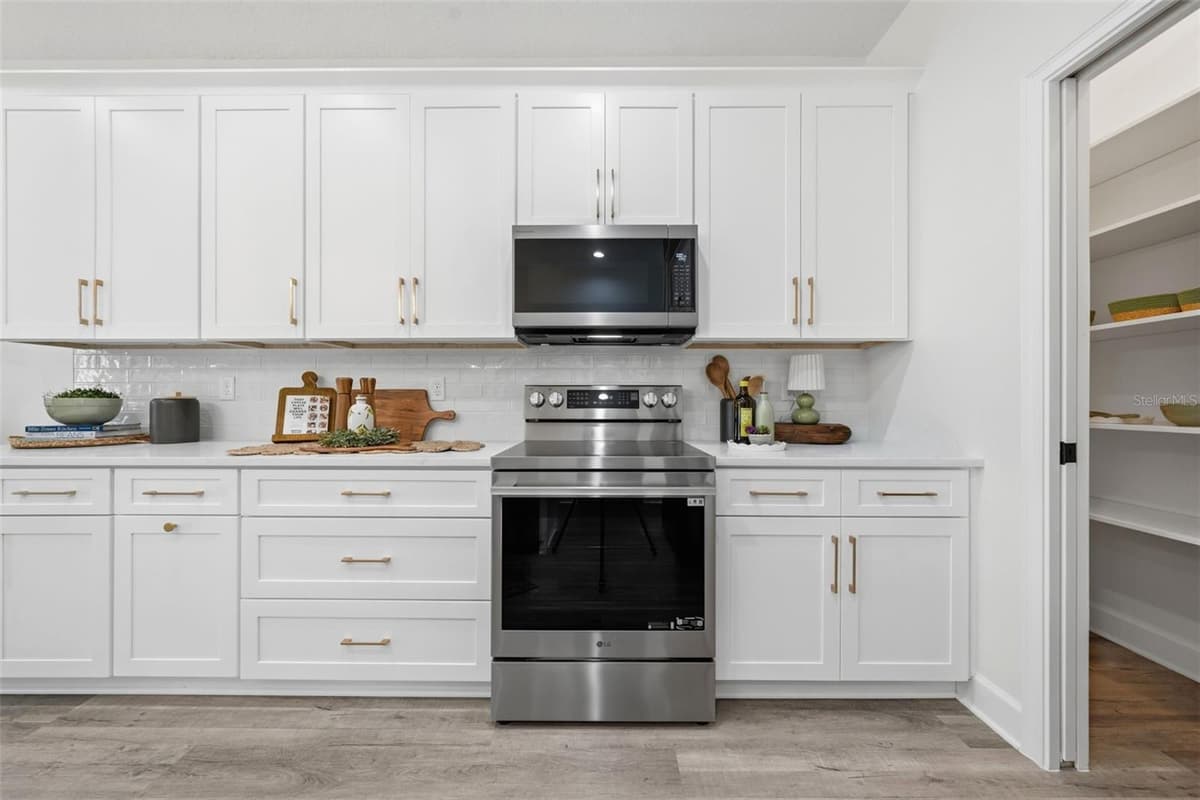 1012 FARMSTEAD STREET — photo 5 of 37