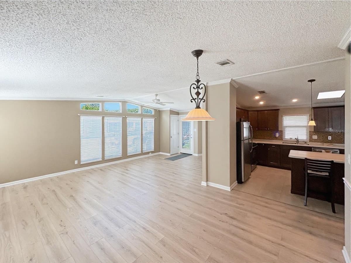 601 ROBIN LANE — photo 8 of 29