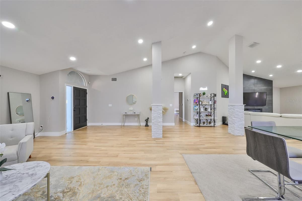 9309 HAMPSHIRE PARK DRIVE — photo 8 of 45