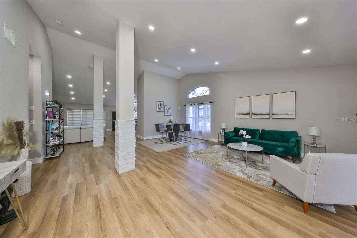 9309 HAMPSHIRE PARK DRIVE — photo 4 of 45