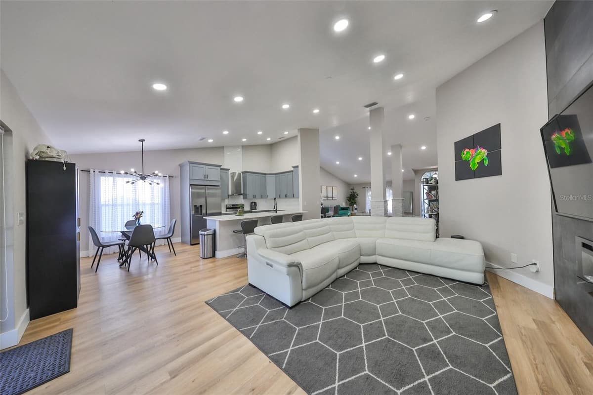 9309 HAMPSHIRE PARK DRIVE — photo 10 of 45