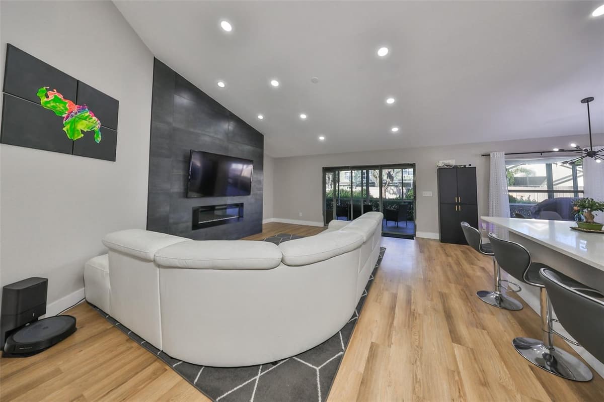 9309 HAMPSHIRE PARK DRIVE — photo 11 of 45