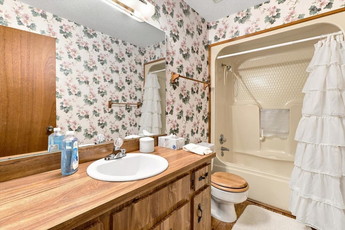 4553 SHOREWOOD DRIVE — photo 35 of 44