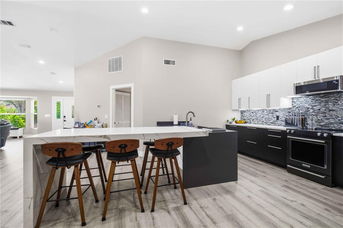 5833 CARRIAGE DRIVE — photo 10 of 36