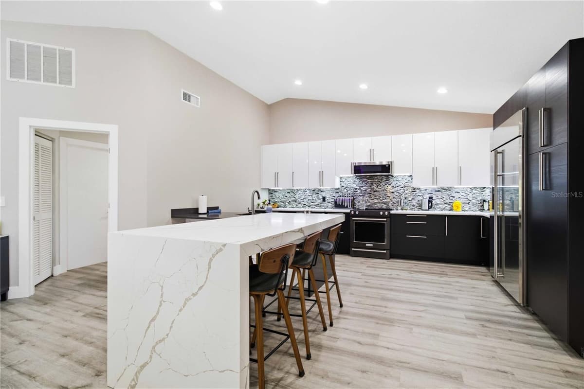 5833 CARRIAGE DRIVE — photo 8 of 36