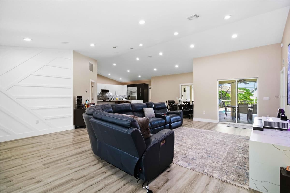 5833 CARRIAGE DRIVE — photo 6 of 36