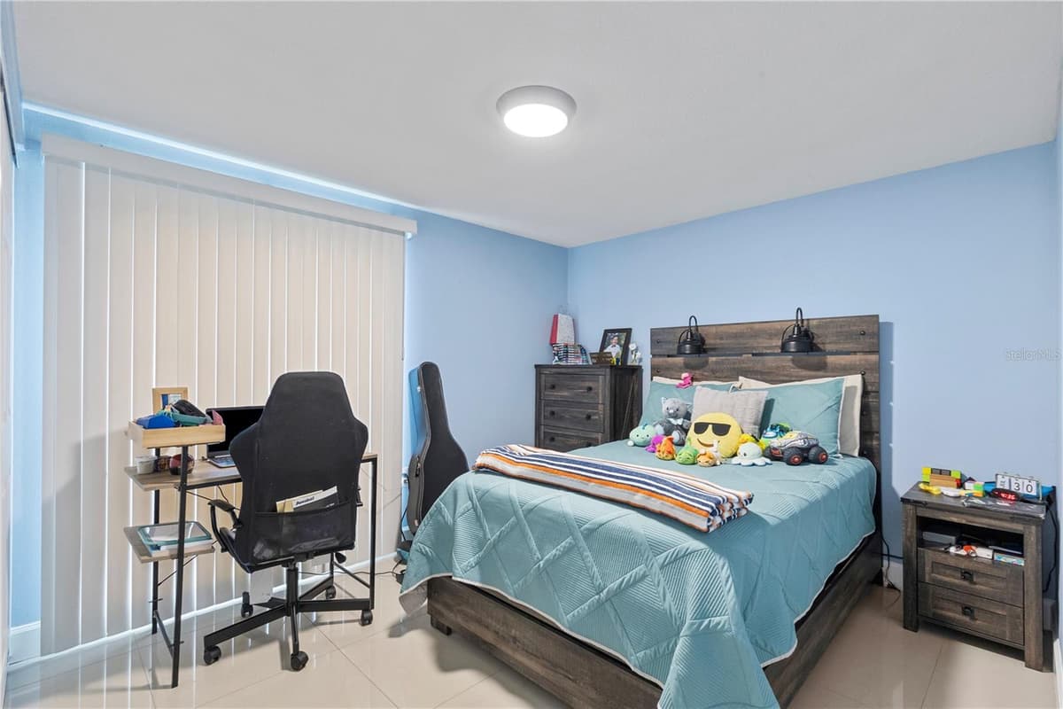10112 ENCHANTED OAKS COURT — photo 4 of 36