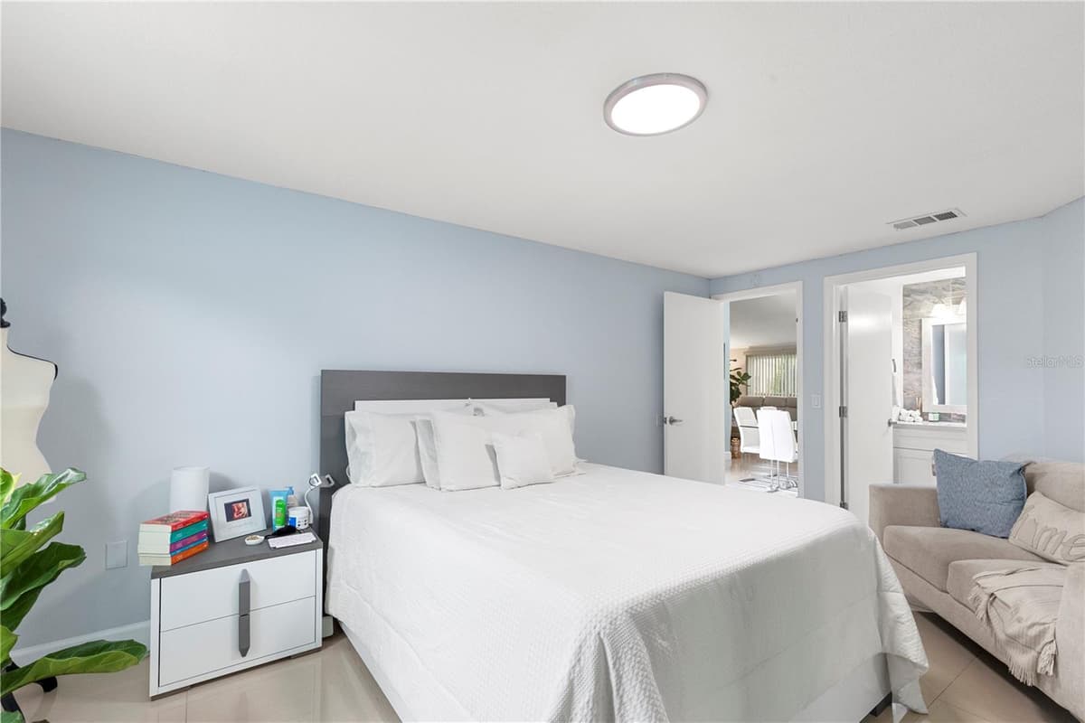 10112 ENCHANTED OAKS COURT — photo 14 of 36